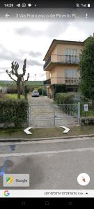 比萨B&B Francesco的前面有停车位的房子
