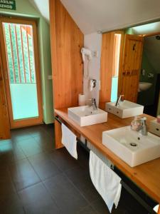 Podjelje伯祖卡耶尔卡酒店的浴室设有2个水槽和镜子