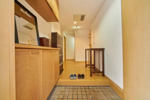 札幌Guest House Kingyo - Vacation STAY 14497的走廊上,地板上放着两双鞋