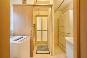 札幌Guest House Kingyo - Vacation STAY 14497的小厨房配有水槽、洗衣机和烘干机