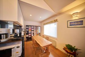 札幌Guest House Kingyo - Vacation STAY 14498的一间厨房,内设一张木桌