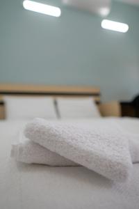 锡德Villa Hania Boutique Hotel - Adults only的床上一堆白色毛巾