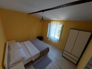 ZaglavKuća za odmor TONI的一间卧室设有一张大床和一个窗户。