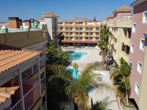 卡勒达德福斯特Hotel Chatur Costa Caleta的享有酒店空中景色,设有游泳池和棕榈树