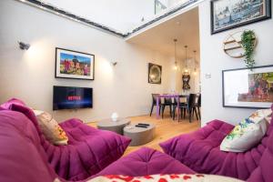 曼彻斯特Luxury Roof Terrace Townhouse的客厅配有紫色沙发和桌子
