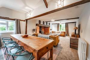 Potter Street5 Bed Farmhouse Suitable for Contractors Private Parking的客厅配有木桌和椅子