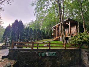 沃利乌格乡Tiny House 4 Two的树林中带围栏的小房子