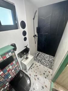 沃利乌格乡Tiny House 4 Two的浴室设有黑色的卫生间和水槽。