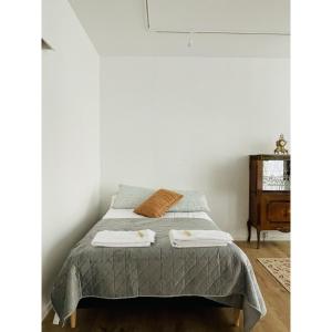 哥本哈根ApartmentInCopenhagen Apartment 1554的一间卧室配有一张床,上面有两条毛巾
