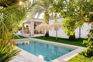 埃尔切Villa Bonita en Alicante.的房屋前的游泳池