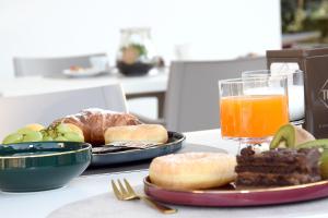圣萨尔沃CORTE REALE Luxury B&B的一张桌子,上面放着一盘食物和一杯橙汁