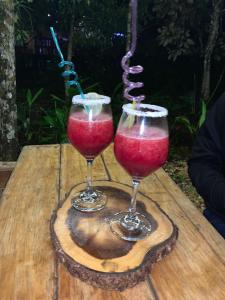 La MacarenaEl Nido的木桌旁的两杯酒杯