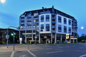 莱比锡SAXX Apartments Leipzig的街道拐角处的大建筑
