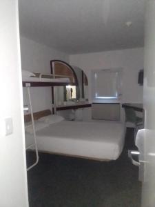 金伯利SUN1 Kimberley的客房设有两张双层床和一张书桌。