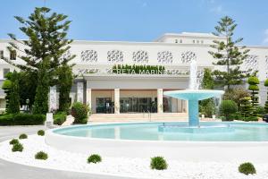 帕诺尔莫斯雷斯蒙Iberostar Selection Creta Marine的一座建筑前有喷泉的酒店