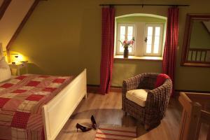 德累斯顿SPA-Resort Landlust in Dresden的卧室配有床、椅子和窗户。