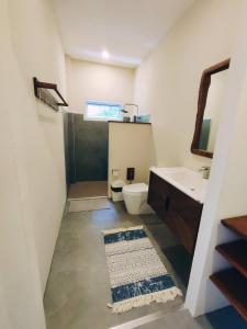 班泰Villa Baan Naí Pã的一间带水槽、卫生间和镜子的浴室