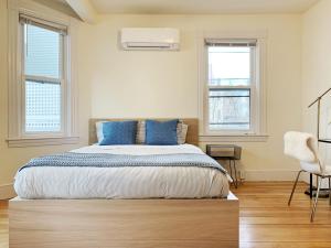 剑桥4 Bedroom Condo At Harvard Square and Harvard University的一间卧室配有一张带蓝色枕头的大床