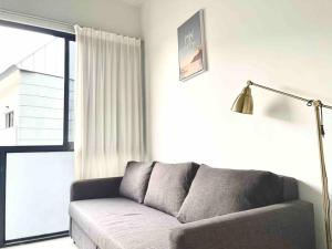 新加坡Centralize Stylish Loft Apartment Near MRT 市中心全景屋的带沙发和窗户的客厅