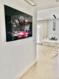 La MairenaLa Cala Golf - Luxury 3bed apartment - First line golf view的白色的客厅墙上配有电视