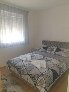 VrnjciSANI的一间卧室配有一张带两个枕头的床