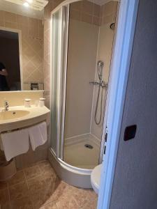 拉特斯Hotel & Restaurant Le Mejean - Parc des Expositions的带淋浴和盥洗盆的浴室