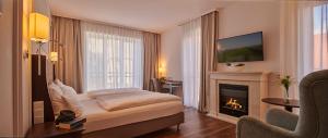 埃姆登Hotel am Delft的酒店客房配有一张床和一个壁炉。