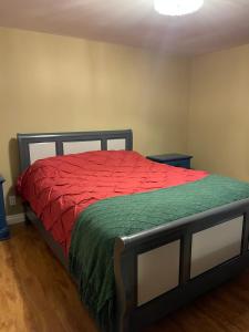 麦克默里堡Lemon Tree Inn的一间卧室配有一张红色棉被的床