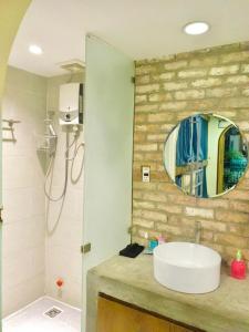 胡志明市VY DA CENTRAL MARKET HOSTEL的一间带水槽和镜子的浴室