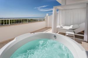 厄尔-汝姆披多Garden Playanatural - Adults Only的海景阳台上的热水浴池