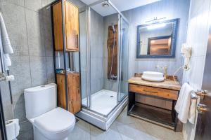 伊斯坦布尔卡拉克雷住宿加早餐旅馆 - 特殊类别的带淋浴、卫生间和盥洗盆的浴室