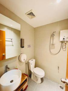 胡志明市VY DA CENTRAL MARKET HOSTEL的浴室配有卫生间、盥洗盆和淋浴。