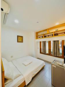 胡志明市VY DA CENTRAL MARKET HOSTEL的一间小卧室,配有床和窗户