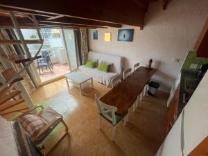 德尼亚Playa Del Sol, 1 dormitorio frente al mar, by Bookindenia的享有空中景致,设有带桌子和沙发的客厅。