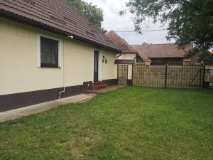 Şinca VecheEva's Little House - Acasă la Tăticul Albinelor的一座带围栏的房屋的后院