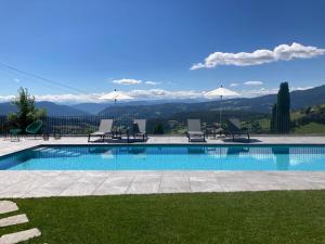 卡斯特尔罗托Hotel Ortler的山景游泳池
