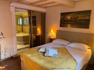 雷以桑布尔Villa “mas provençale”的一间卧室配有一张带两个枕头的床