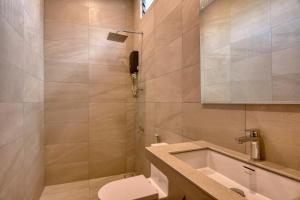 马日丹那Elshape Holiday VILLA的一间带卫生间和浴缸的浴室