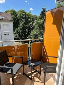 施瓦格明德FMA Ferienwohnung GD的阳台配有2把椅子和1张桌子