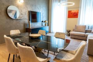 米兰圣塞坡尔克罗大教堂米兰中心公寓的一间设有玻璃桌和椅子的用餐室