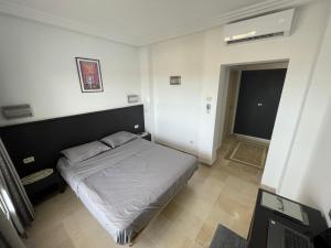 比塞大Beachfront Apartment 105- Hotel Andalucia的卧室配有一张床