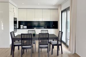波尔蒂芒T2 Monte Residence by amcf的厨房配有餐桌和椅子
