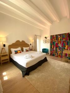 休达德亚Hotel Maïa的一间卧室,卧室内配有一张大床