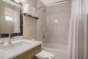 坎卢普斯Canadas Best Value Inn & Suites Kamloops的一间带水槽、浴缸和淋浴的浴室