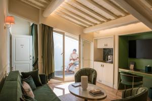佛罗伦萨Hotel La Gemma的客厅配有绿色沙发和桌子