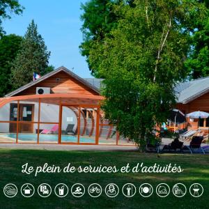 奥布河畔巴尔Le Village de la Champagne - Slowmoov的一座有树和标志的房子,上面写着计划在活动上提供服务