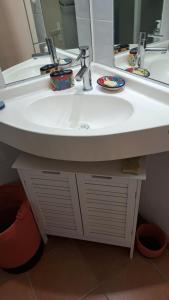 圣安娜studio plage de l'anse caritan的浴室设有白色水槽和镜子