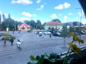 凯尔德拉Kapteni tuba - Captains room - Central Square in Kärdla的一群人在停车场骑车