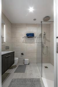 圣胡安海滩Luxury 2bedroom apartment on San Juan Beach的带淋浴、卫生间和盥洗盆的浴室