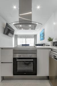 圣胡安海滩Luxury 2bedroom apartment on San Juan Beach的厨房配有炉灶烤箱